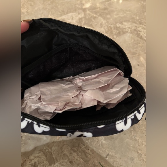 🖤NWT 🖤 Disney Mickey Mouse Black Crossbody Bag - Picture 6 of 9